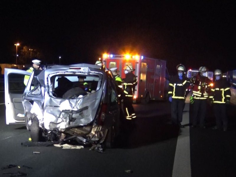 A1 bei Dortmund: Heftiger Unfall nach Fahrbahnwechsel – fünf beteiligte Autos!