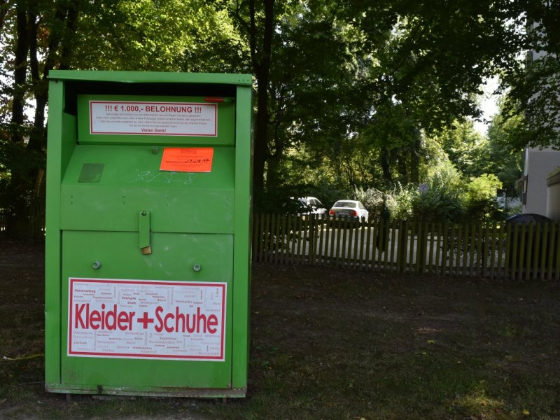 Altkleidercontainer illegal.JPG
