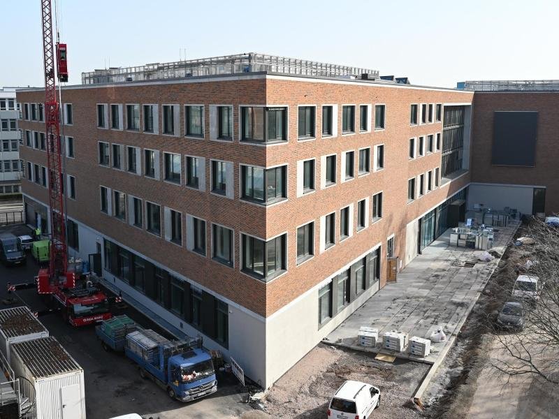 Bauarbeiten sind am Neubau des Römisch-Germanischen Zentralmuseums (RGZM) und des angeschlossenen Forschungsinstituts (im Vordergrund) in vollem Gange.