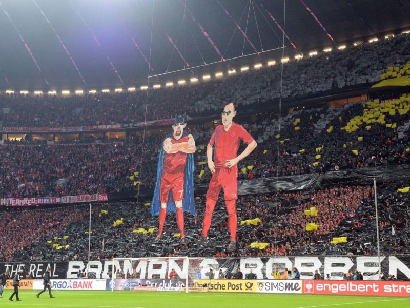 Bayern-Fans provozieren BVB-Anhänger im DFB-Pokal mit Superhelden-Choreo.jpg