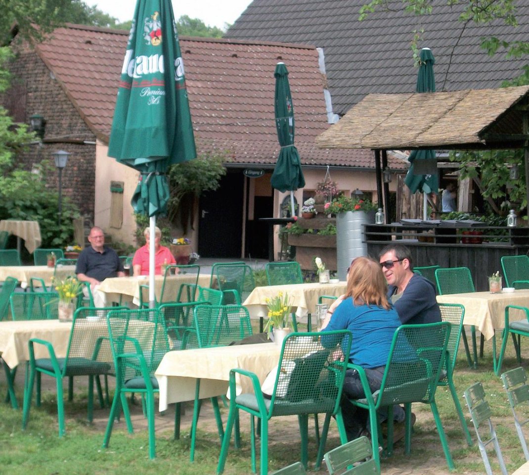 Biergarten Essen Landgasthaus Oefter Wald.JPG