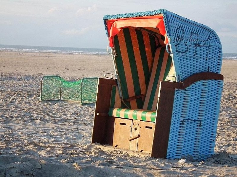 Blauer_Strandkorb_bei_Sonnenuntergang.JPG