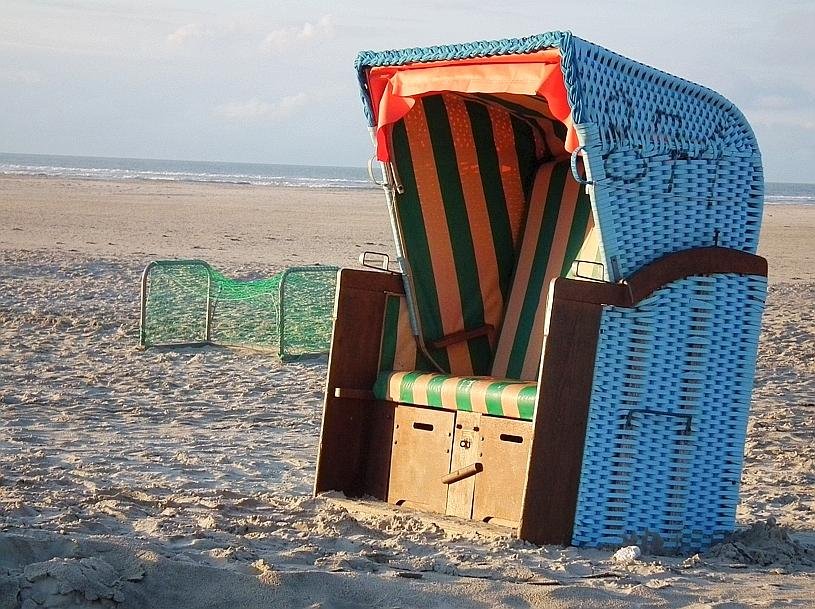 Blauer_Strandkorb_bei_Sonnenuntergang.JPG
