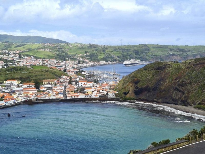 Blick auf Horta. Im Vordergrund ist die Bucht Porto Pim zu sehen. Einst landeten hier die Walfänger.