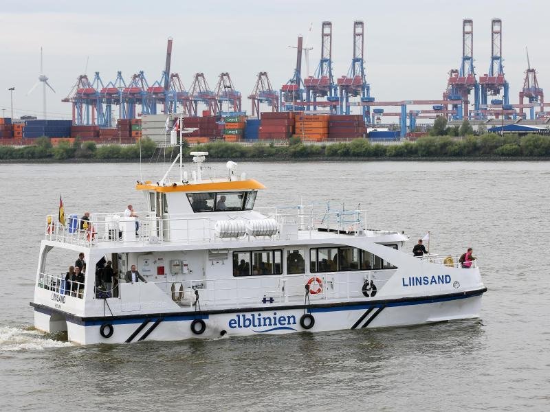 Der Katamaran "Liinsand" soll Urlauber zum Jahreswechsel und in den Wintermonaten schneller vom Fähranleger in Norddeich auf die Ostfriesische Insel Norderney bringen. Die Reederei Watten Fährlinien will den Katamaran für den Inselverkehr zunächst testen.