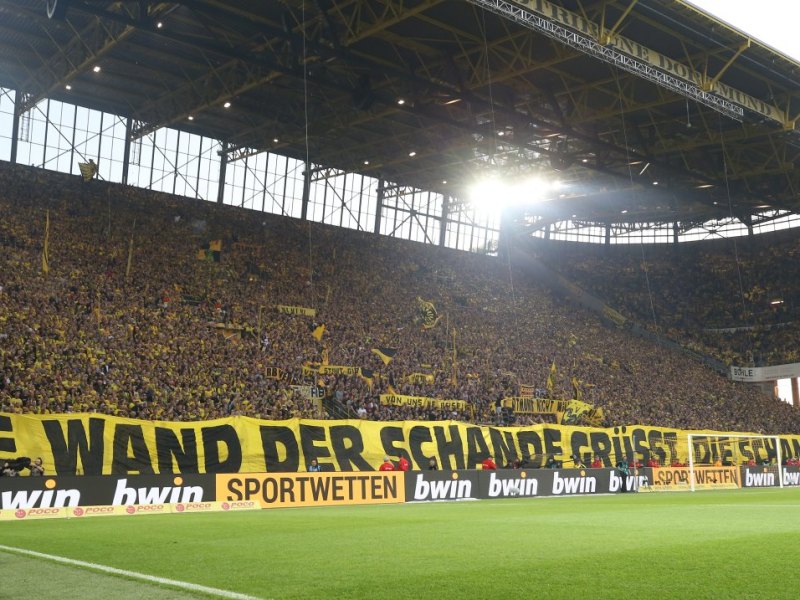 Die Wand der Schande grüsst die Schande der Liga.jpg