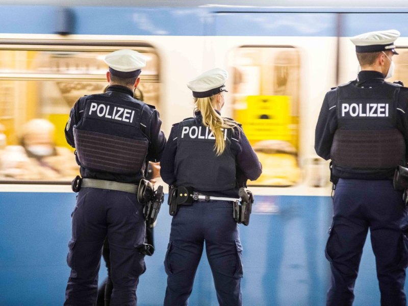Dortmund-U-Bahn-Polizei.jpg