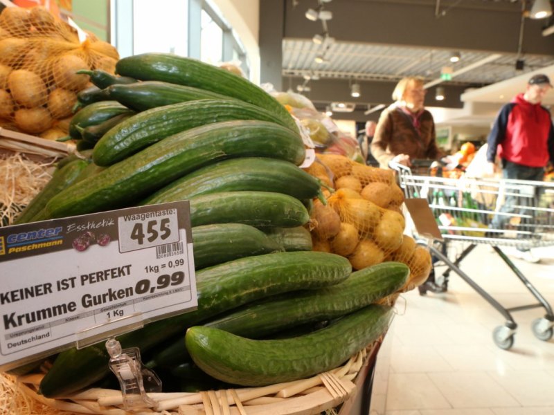 Edeka Paschmann in Düsseldorf verkauft krummes Gemüse.JPG
