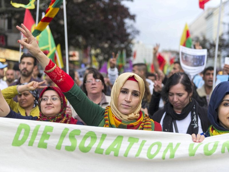 Eine Frau hält während eines_0.jpg