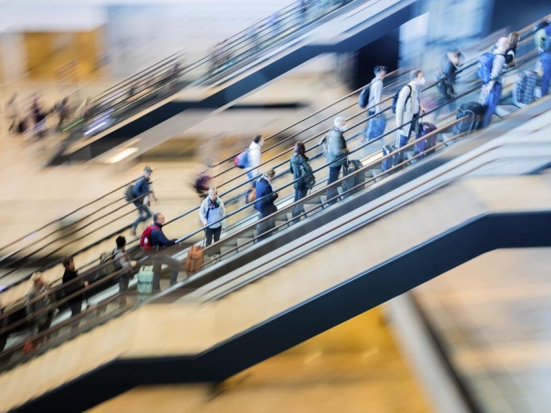 Flughafen Rolltreppe Reisegäste