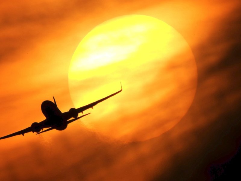 Flugzeug vor Sonne.jpg