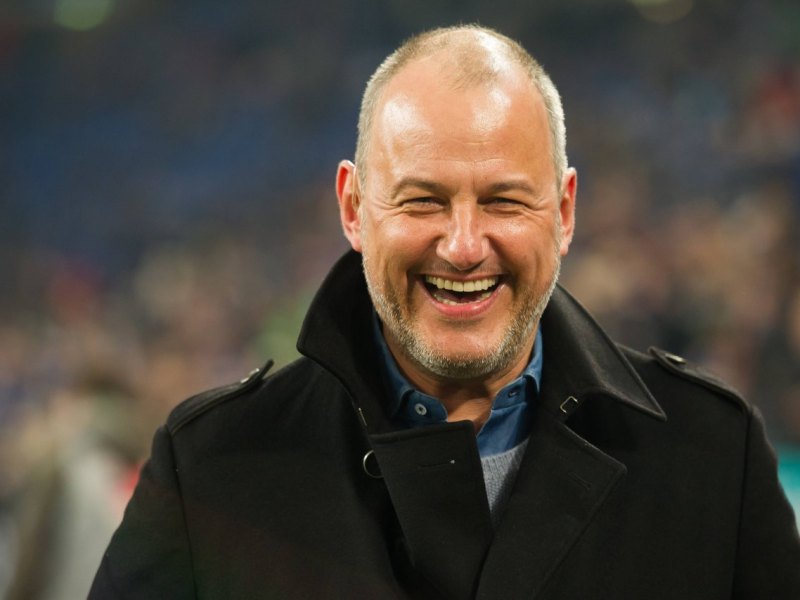 Frank Rosin lacht Schalke Werder Bremen 2015.jpg
