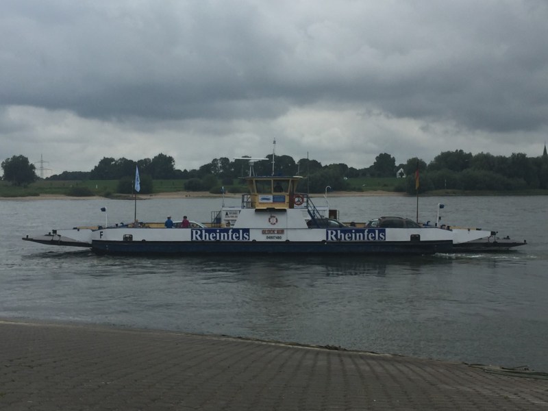 Die Rheinfähre fährt in der Woche zwischen 6:15 Uhr und 19:30 Uhr., Mit der Rheinfähre geht es für viele schneller und schöner über den Rhein.