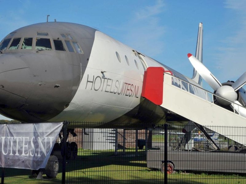 Iljuschin 18 auf dem Flughafe.jpg