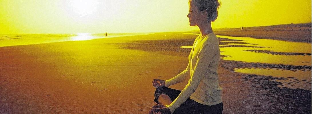 Juist Frau Yoga Strand.jpg