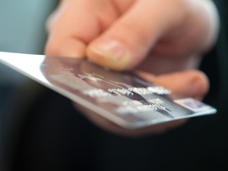Kreditkarten machen das Bezahlen im Urlaub oder im Ausland einfach. Doch Vorsicht: Bei manchen Buchungen kann das Limit schrumpfen.
