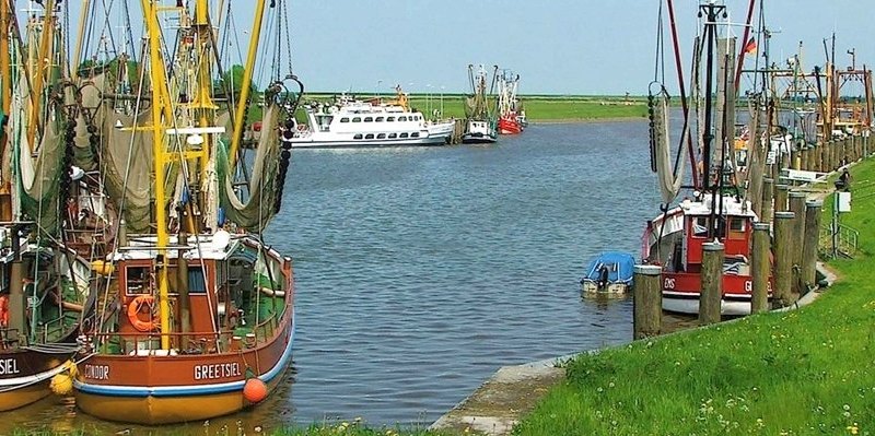 Krummhoern_Greetsiel_Boote_im_Hafen.JPG