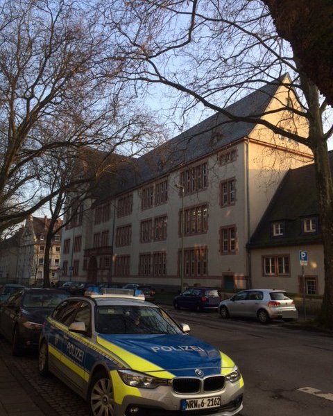 Landfermann mit Polizeiwagen.jpg