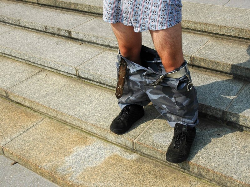 Mann onaniert vor Frau