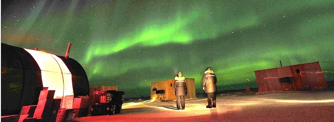 Polarlicht Physics_lab_ice_station_watching_aurora_borealis_lights_in_the_sky_o--656x240.jpg