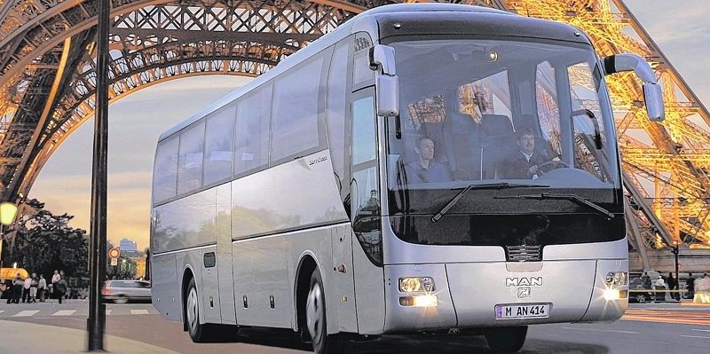 Reisebus Eiffelturm Paris.jpg