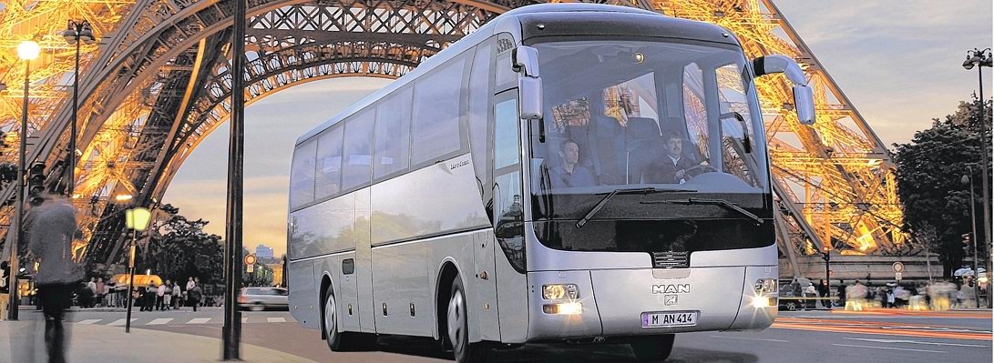 Reisebus Eiffelturm Paris.jpg
