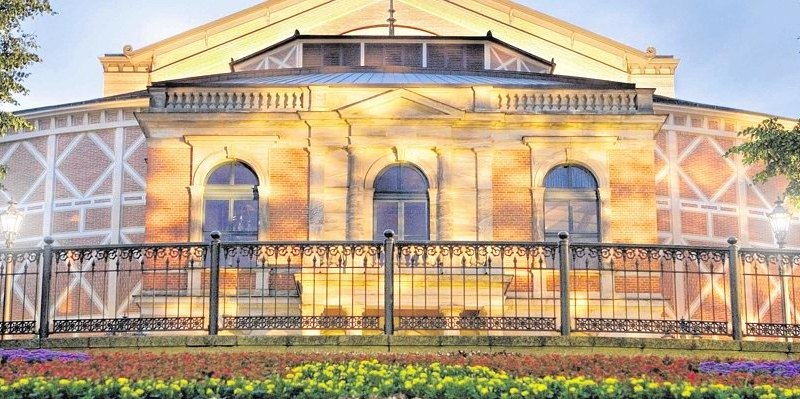 Richard Wagner Festspielhaus beiNacht.jpg
