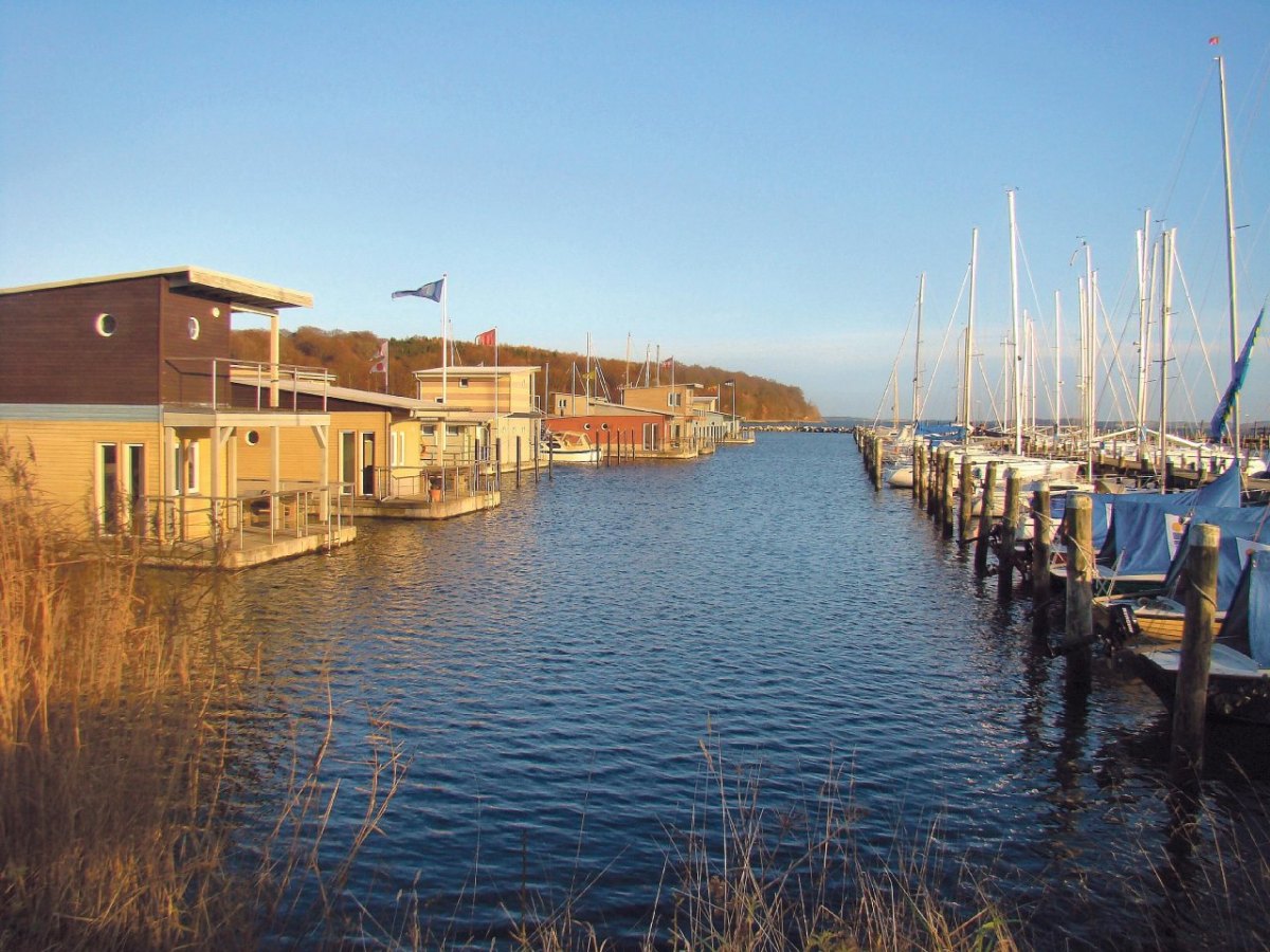 Rügen Jaich schwimmende Häuser.jpg