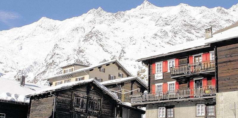 Saas Fee Alte Häuser vor Gletscher.JPG