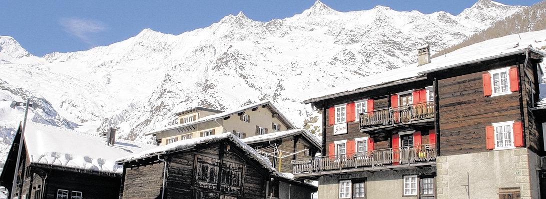 Saas Fee Alte Häuser vor Gletscher.JPG