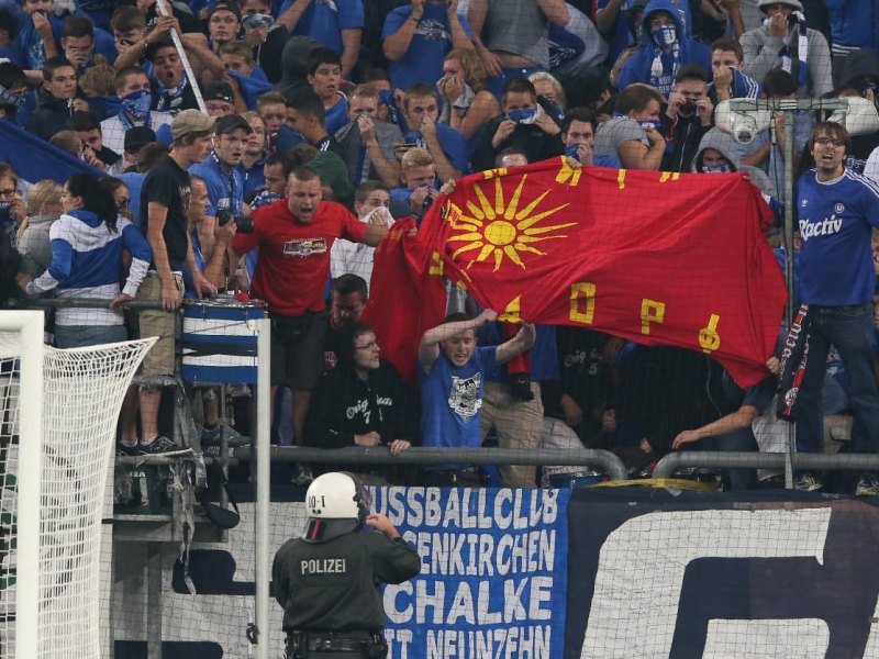 Schalke Polizeieinsatz Fahne.jpg