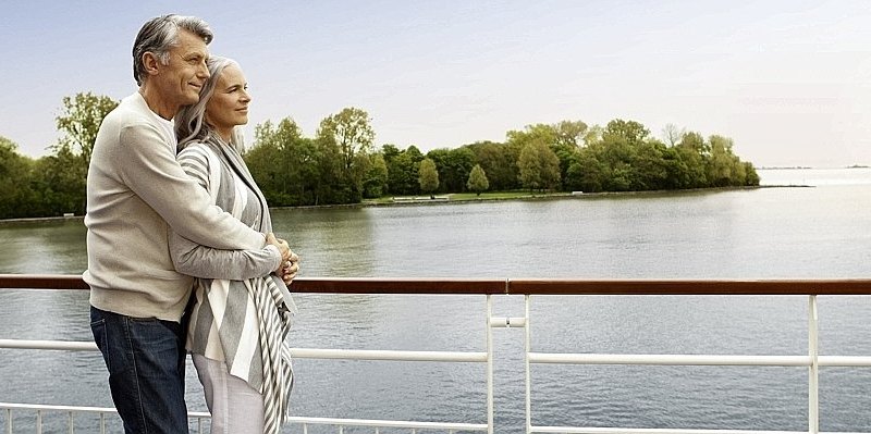 Seniorenpaar auf Reise.jpg