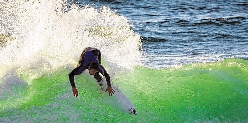 Surfer Wellen Meer.jpg