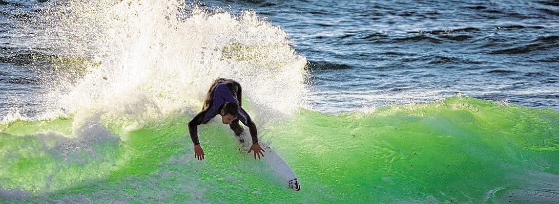 Surfer Wellen Meer.jpg