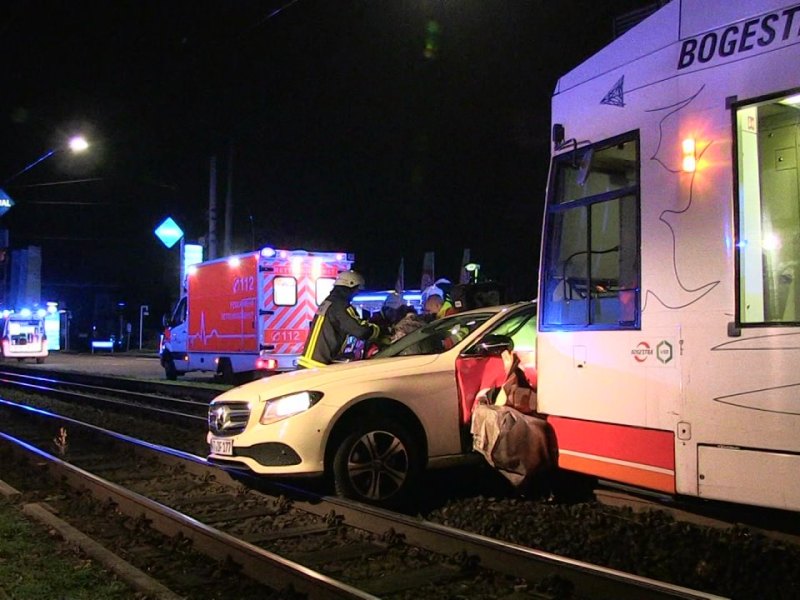 VU Bochum Strassenbahn gegen Taxi.jpg
