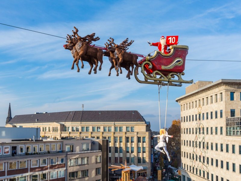 Weihnachtsmarkt Bochum fliegender Weihnachtsmann.jpg