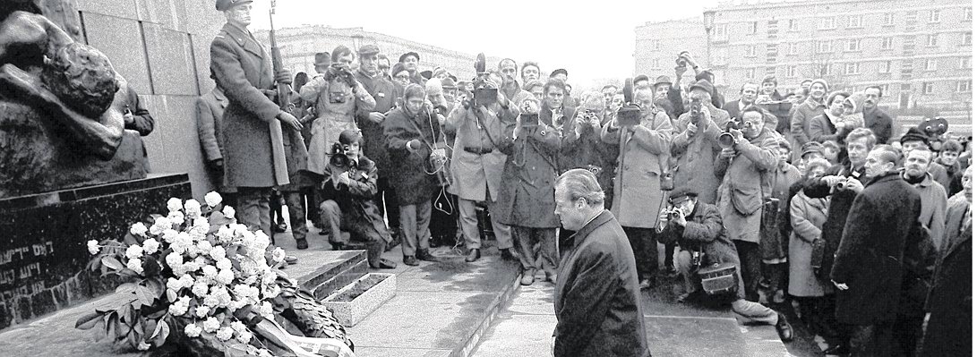Willy Brandt Kniefall.jpg