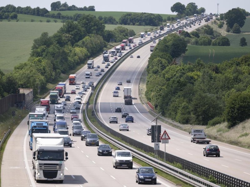 Zahlreiche Autos und LKW fahren auf der Autobahn 4.