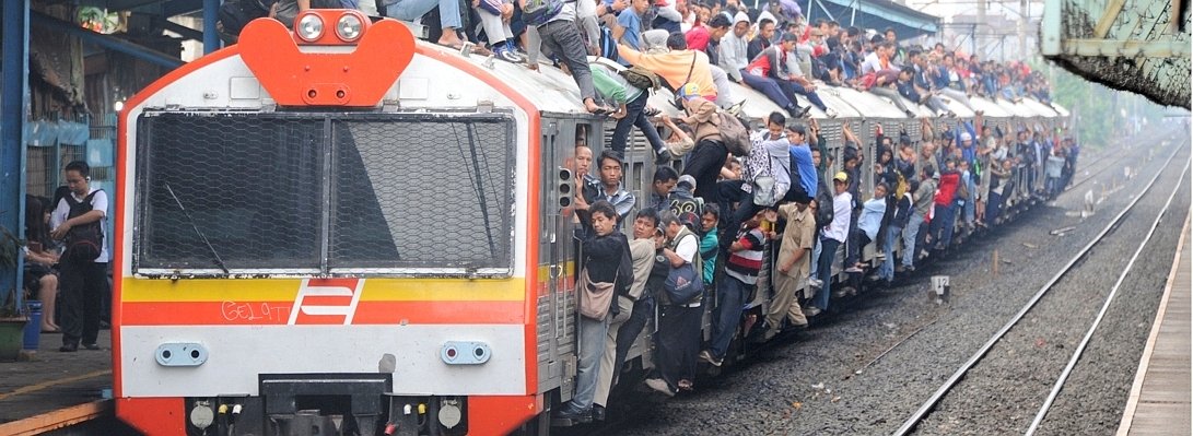 Zug Indonesien überfüllt.jpg