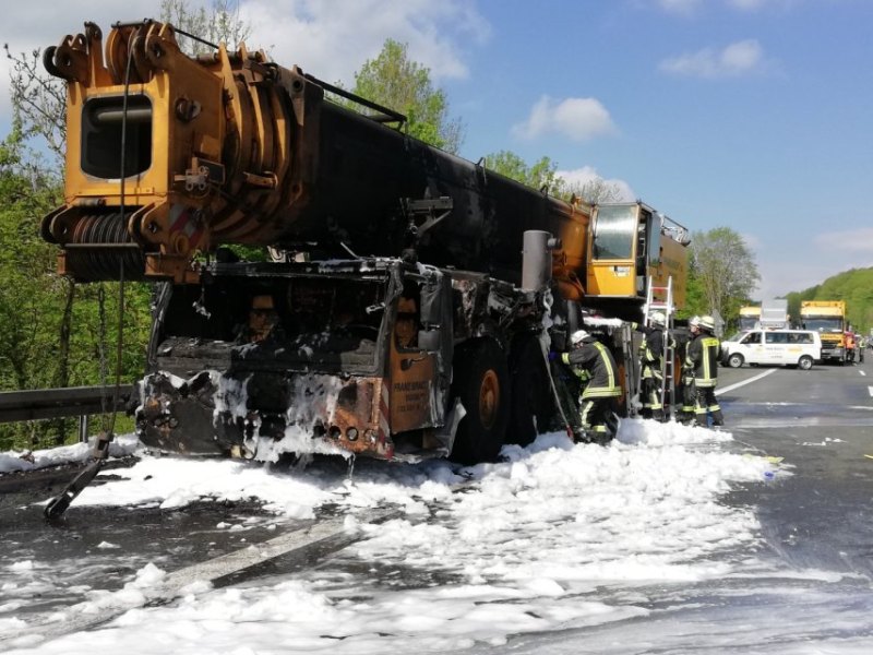 a45 kran brennt stau.jpg