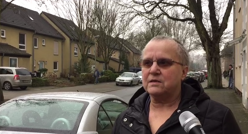 Waltraud Schäpers-Pultar wohnt seit vielen Jahren in der Herner Fleithestraße., Melanie Bineshpajouh legte einen Teddy für den verstorbenen Jungen nieder., Diesen Teddybären hinterlegte die trauernde Melanie Bineshpajouh.