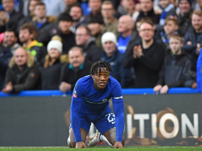 michy-batshuayi-chelsea-knie.jpg