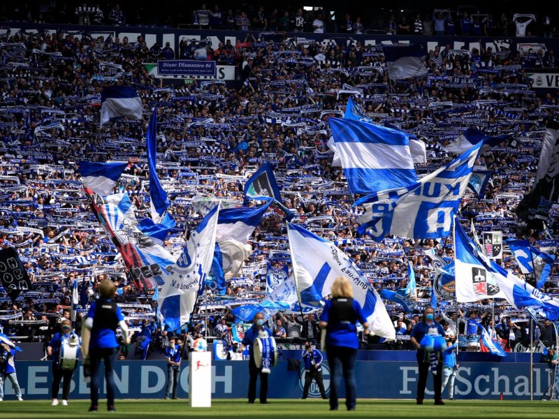 schalke-fans-training.jpg