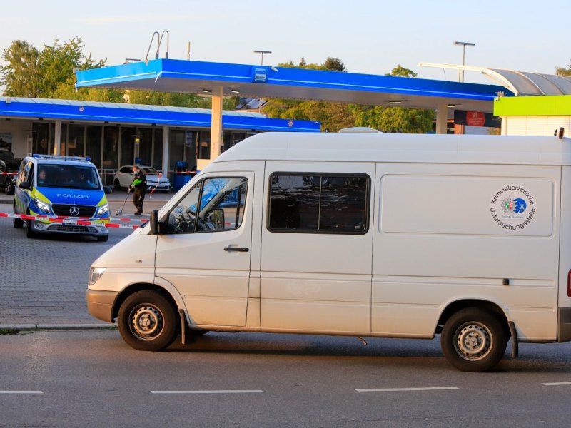 Bochum-Wattenscheid-Polizeieinsatz-Aral-Tankstelle.JPG