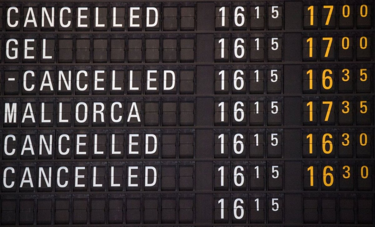 Eine Anzeigetafel im Flughafen zeigt gestrichene Flüge an