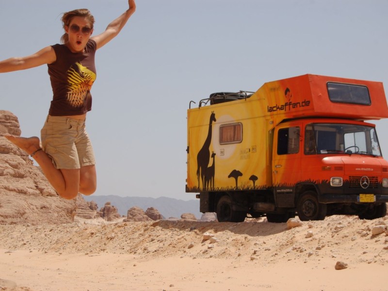 Maria Bester mit dem umgebauten Eiscremetruck auf ihrer Reise quer durch Afrika.
