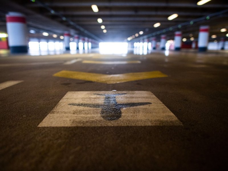 Parkdeck in einem Flughafenparkhaus