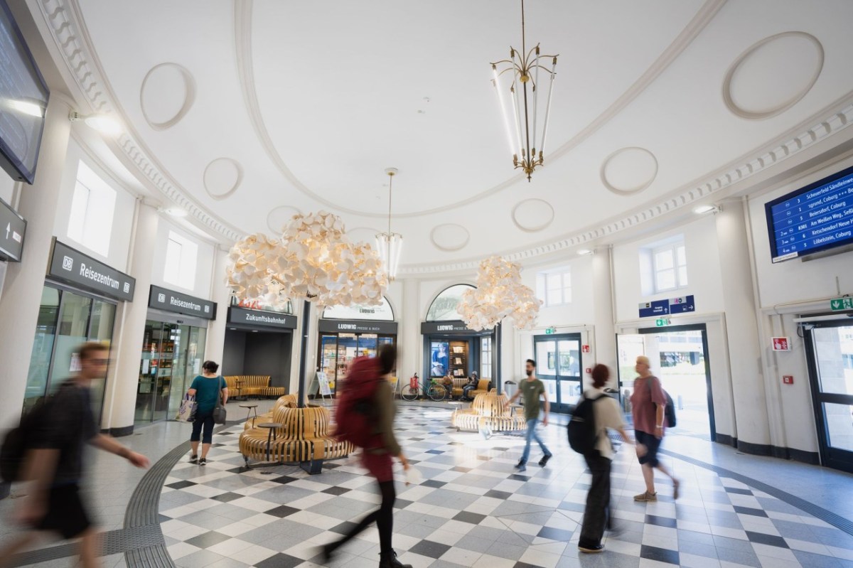 Stilvoll, hell und modern: Reisende gehen durch die Bahnhofsvorhalle des Coburger Bahnhofs.