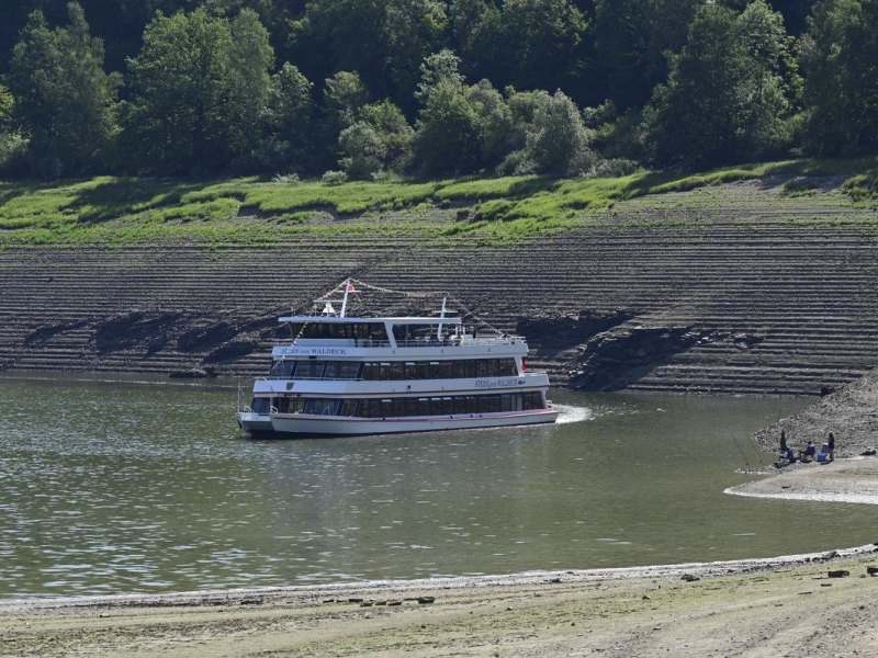 Ein Ederseeschiff kreuzt in der Bringhäuser Bucht. Hessens größter Stausee ist aufgrund der Trockenheit und der Wasserabgabe an die Weserschifffahrt nur noch zu 20 Prozent gefüllt. Foto: Uwe Zucchi/dpa