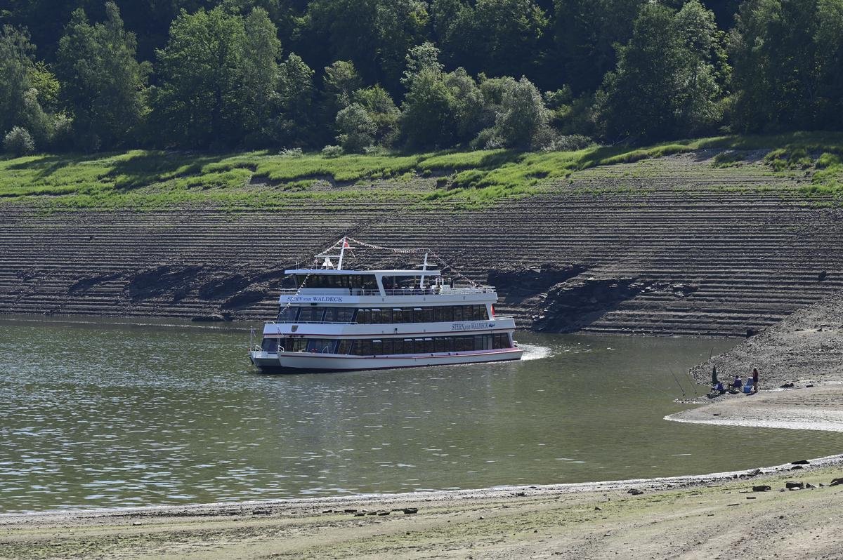 Ein Ederseeschiff kreuzt in der Bringhäuser Bucht. Hessens größter Stausee ist aufgrund der Trockenheit und der Wasserabgabe an die Weserschifffahrt nur noch zu 20 Prozent gefüllt. Foto: Uwe Zucchi/dpa